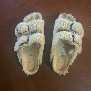PAPILLIO. BIRKENSTOCK. Fleece lined sandals. Size 38-fits woman’s 7-8. Cream.